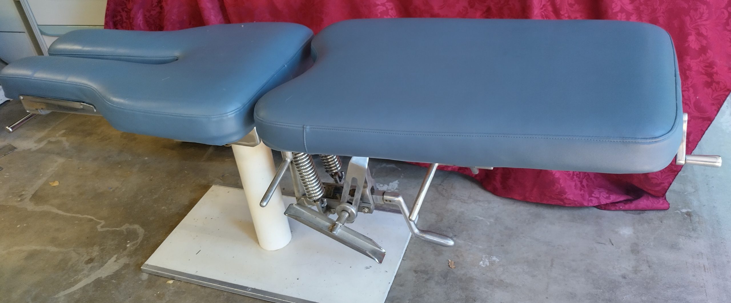 ADJUSTING TABLE