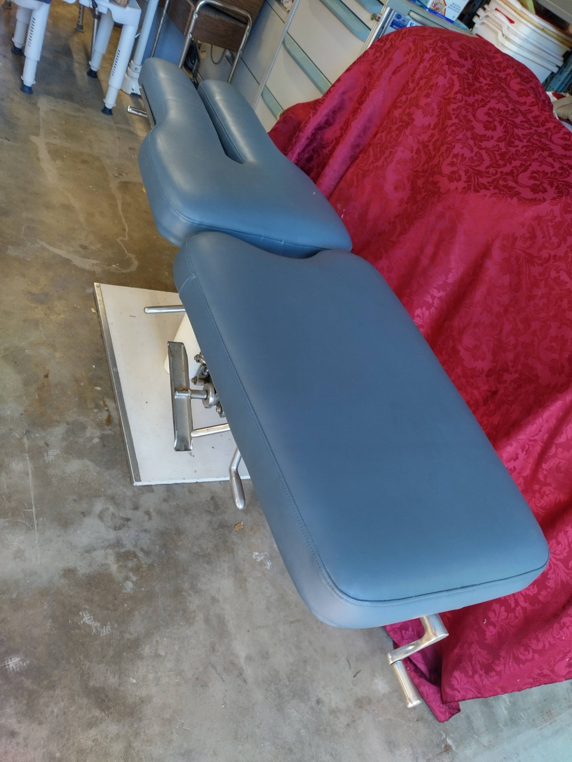ADJUSTING TABLE
